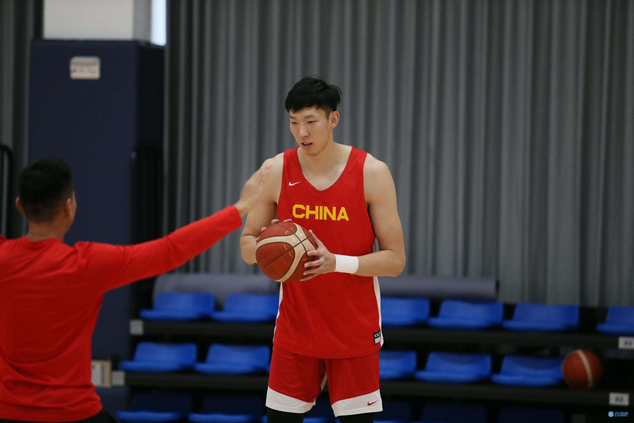 记者：只要广东男子篮球一直给到周琦顶薪 他便只能继续在球队效力